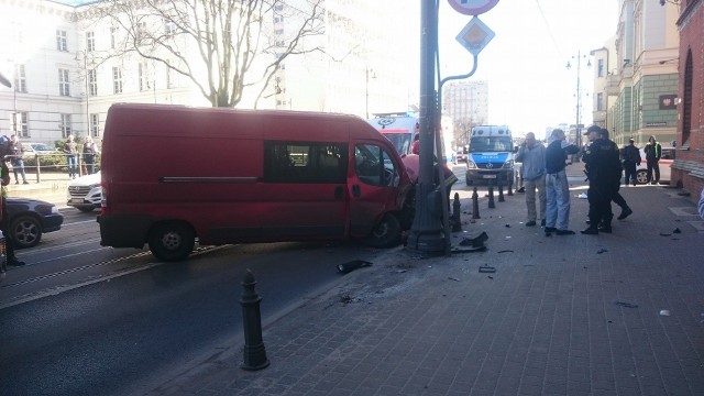 Do poważnie wyglądającego wypadku doszło w piątek ok. 10:30 (24.03.2017) na ul. Jagiellońskiej w Bydgoszczy (na wysokości poczty głównej). Dwa fiaty ducato jechały w kierunku ronda Jagiellonów. Kierowca jednego z nich nie zachował należytej ostrożności przy zmianie pasa ruchu i doprowadził do zderzenia z drugim pojazdem. Ten wjechał na chodnik, uderzył pieszego i zatrzymał się na latarni. Pieszy trafił do szpitala.Ruch tramwajowy od Ronda Jagiellonów do Klarysek był przez chwilę wstrzymany. Obecnie możliwe są opóźnienia.