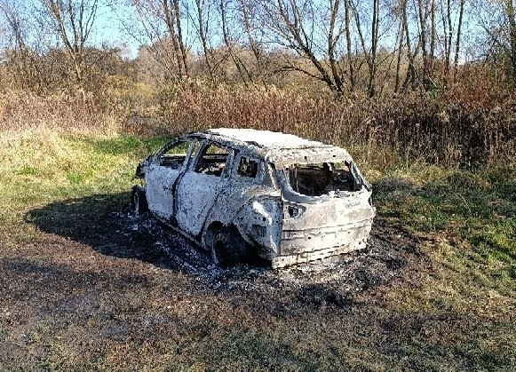 W spalonym renault, odnaleziono zwęglone zwłoki wędkarza.