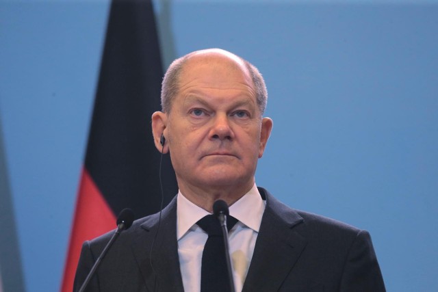 Kanclerz Scholz dodał, że Niemcy pomogą Ukrainie pomocą humanitarną, finansową i wojskową.