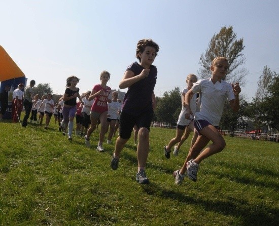 Chętnych do biegania wciąż nie brakuje i trasa crossu znów zapełniła się uczniami z Opolszczyzny.