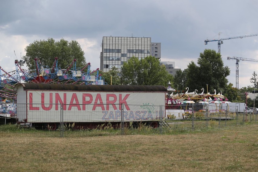 Wrocławskie wesołe miasteczko "Lunapark Lorenco" działające...