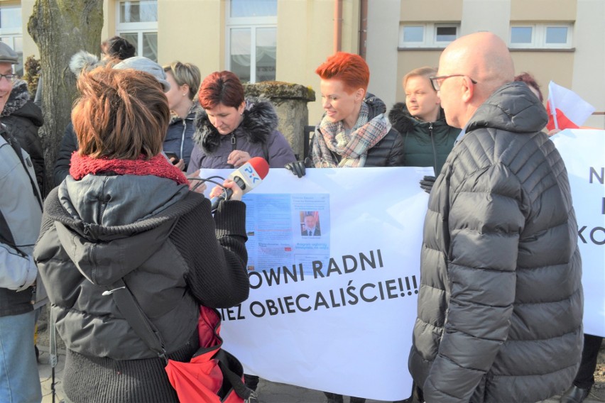 Kilkudziesięciu mieszkańców Trzemiętowa przyjechało...