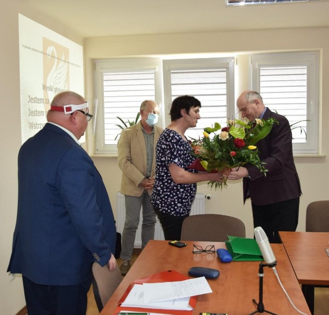 Radni wręczyli kwiaty Robertowi Fidosowi dziękując w ten sposób wójtowi za cały rok pracy nad realizacją budżetu gminy.