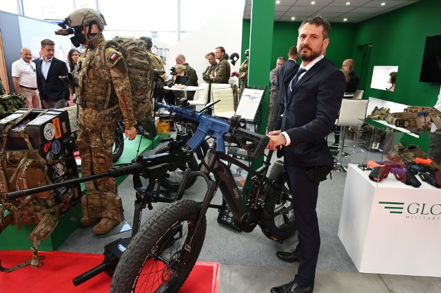 Na trwającym od wtorku, 6 września, do piątku, 9 września, Międzynarodowym Salonie Przemysłu Obronnego w Targach Kielce nie brakuje ciekawostek. Jedną z nich są rowery elektryczne, ale nie takie zwyczajne, tylko przystosowane do służenia w wojsku. Zobaczcie więcej na kolejnych zdjęciach.