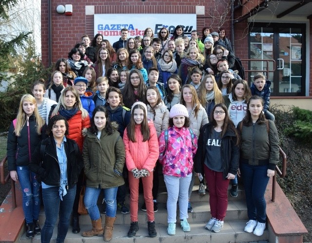 Grupa janikowskich gimnazjalistów i ich goście przed redakcją Gazety Pomorskiej w Inowrocławiu