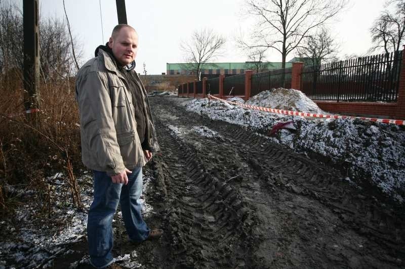 - Tędy ciężko przejść, a wjechać samochodem się nie da –...