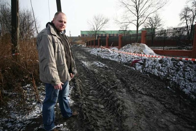 - Tędy ciężko przejść, a wjechać samochodem się nie da &#8211; mówi Karol Maleta, mieszkaniec kamienicy przy ulicy Promyka.