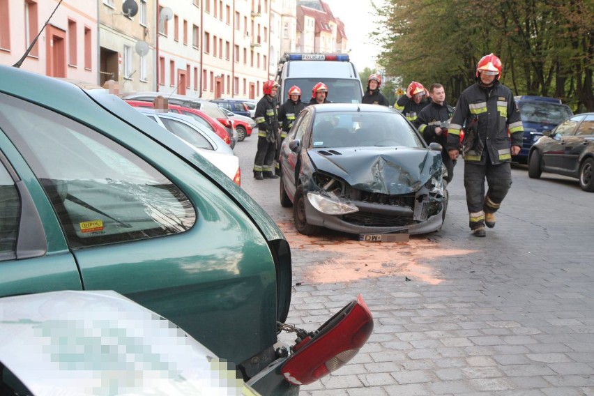 Wypadek na Gajowej. Peugeot staranował sześć aut 