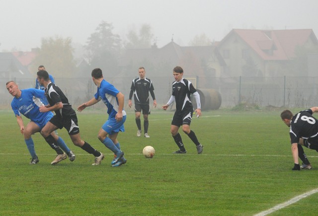 Węgrzce (czarne stroje) są na 1. miejscu w tabeli, a Grębałowianka (niebieskie stroje) - na 5.