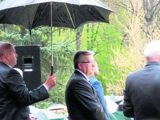 Prezydent przywiózł do Buska złą pogodę. Spotkanie  Bronisława Komorowskiego w parku zdrojowym odbyło się pod parasolami.