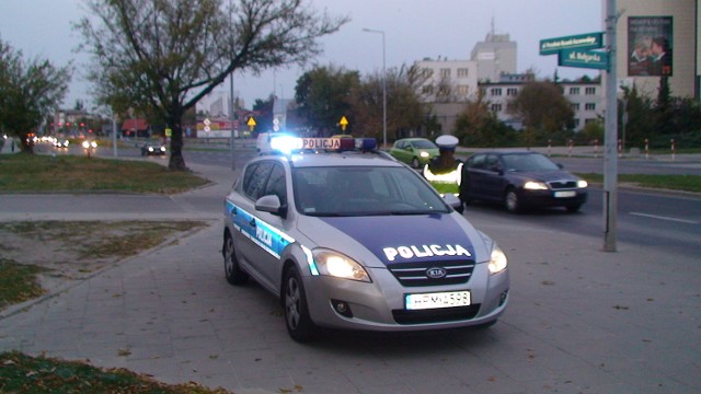 Okres jesienno-zimowy to czas, w którym mundurowi z białostockiej drogówki prowadzą działania pn. „Błysk”.