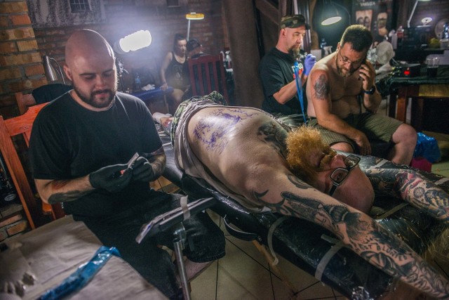 Tattoo Jam Radom był okazją do wykonania nowych tatuaży. Na zdjęciu Maras (tatuuje) i Artza, obaj pracują w Old Sailor Tattoo.