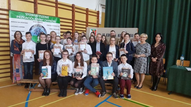Uczestnicy oraz organizatorzy gminnego, historycznego konkursu w Zespole szkół w Chynowie po zakończeniu zmagań.