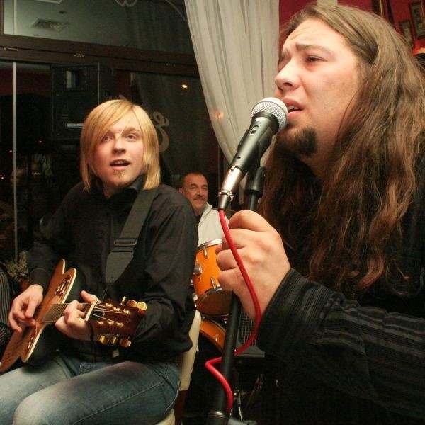 Paweł Szuszkiewicz (gitara), Krzysztof Gregorkiewicz (śpiew), w głębi Mirosław Kozioł (perkusja)