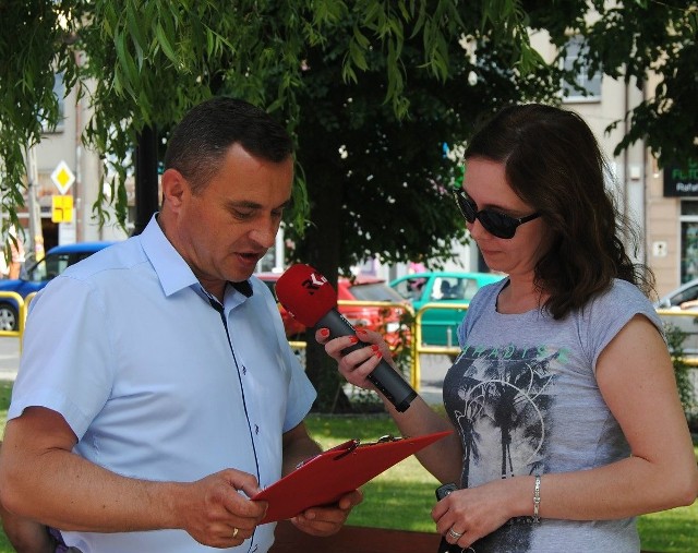 Burmistrz Włoszczowy Grzegorz Dziubek czyta fragment „Wesela” Stanisława Wyspiańskiego.