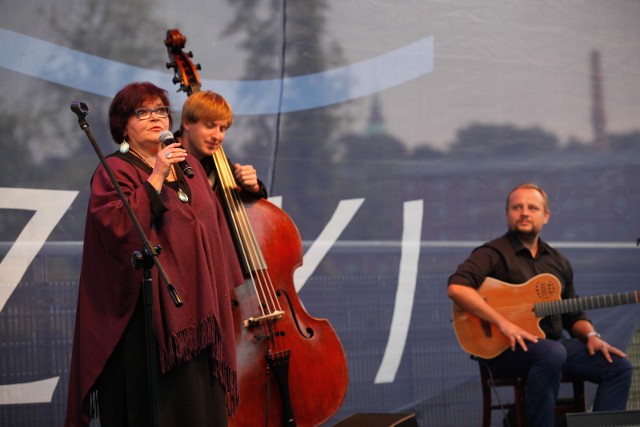 W ostatnią niedzielę sierpnia na finał Rzeki Muzyki 2017 w amfiteatrze opery swój recital miała wyjątkowa Elżbieta Adamiak. Publiczność usłyszała m.in. „Jesienną zadumę”, „Trwaj chwilo, trwaj” i wiele innych piosenek.Elżbieta Adamiak karierę artystyczną rozpoczęła 42 lata temu i jak przyznaje, jej największym sukcesem jest publiczność, która wciąż przychodzi na koncerty, słuchać jej piosenek.Polecamy rozmowę Expressu z Elżbietą Adamiak