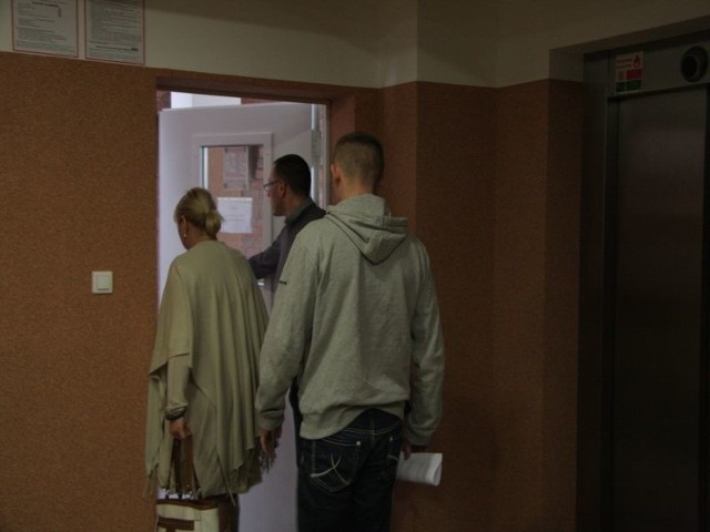 24-latek na korytarzu świebodzińskiego sądu.
