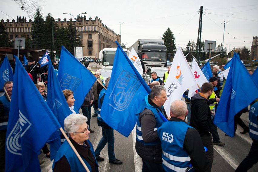 Kraków. Związkowcy z ArcelorMittal nie chcą wygaszenia wielkiego pieca, jest protest [ZDJĘCIA]