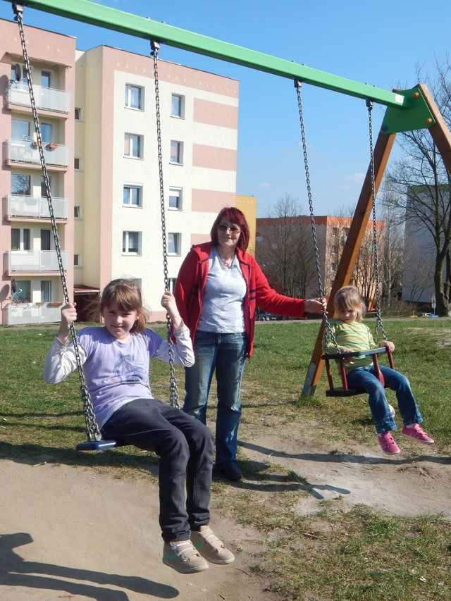 Maria Małkowska z wnuczkami nie mogą się doczekać modernizacji placu zabaw przy ul. Kopernika.