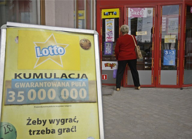 Wyniki lotto, Losowanie Lotto, Kumulacja Lotto - 19.12.2015. Kumulacja Lotto wynosi dziś, 19 grudnia to aż 35 mln zł. Transmisja losowanie w TVP Info i na stronie lotto.pl o godz. 21.40. Aktualne wyniki losowania lotto i wyniki lotto plus również na stronie gazetawroclawska.pl zaraz po losowaniu. KUMULACJA, LOSOWANIE, WYNIKI LOTTO 19 GRUDNIA 2015 - 35 MILIONÓW ZŁ.