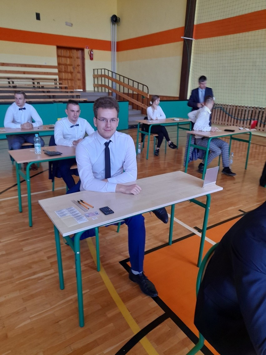 Matura 2022 z matematyki w Połańcu. Tak egzamin piszą uczniowie Zespołu Szkół. Zobacz zdjęcia