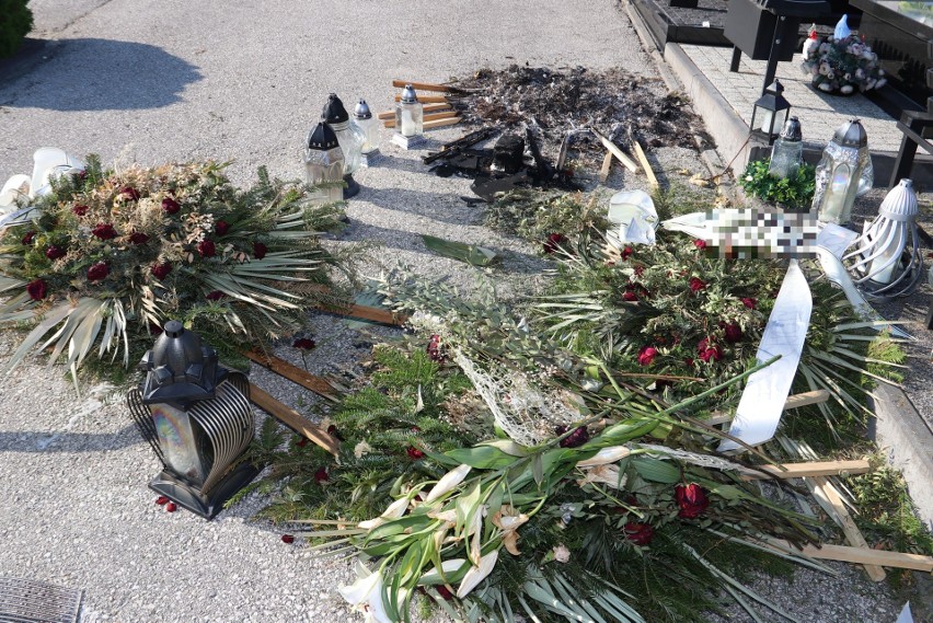 Obrzydliwa historia w Busku-Zdroju. Ktoś na cmentarzu zrobił sobie imprezę, a na świeżym grobie rozpalił ognisko. Zobacz zdjęcia