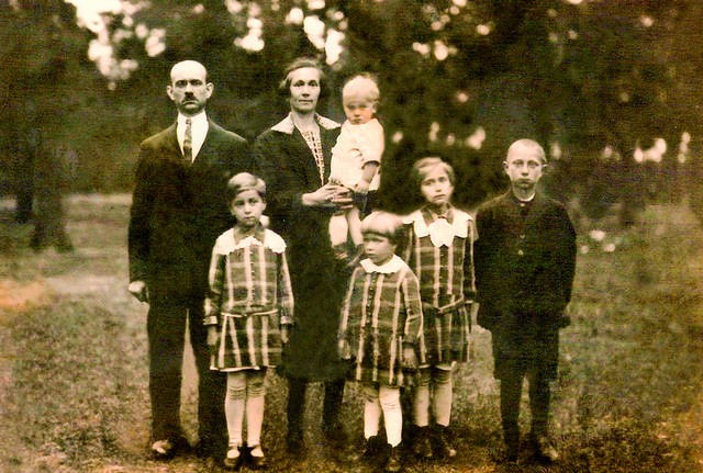 Rodzina Szelegiewiczów w komplecie, ok. 1928 roku. Anna na...