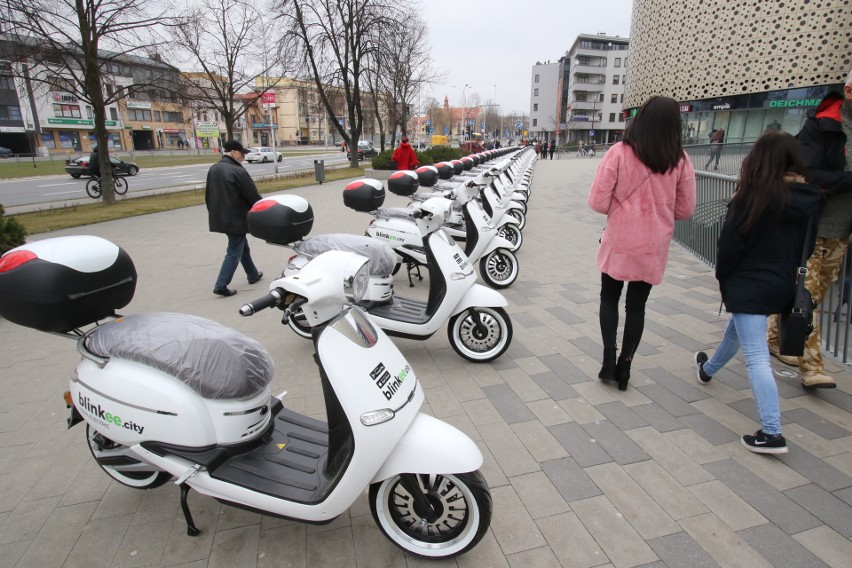 Skutery elektryczne pod Galerią Korona w Kielcach. Wkrótce będzie można je wypożyczyć