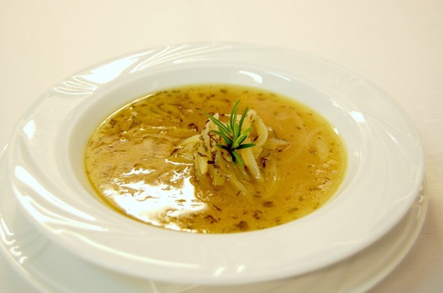 Zupę cebulową można serwować z grzankami lub bez.