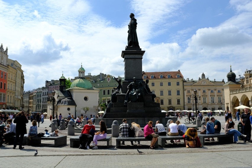 Kraków pierwszy raz wyglądał jak z czasów sprzed pandemii. Ludzie bez maseczek, tłumy na ulicach i w ogródkach [ZDJĘCIA]