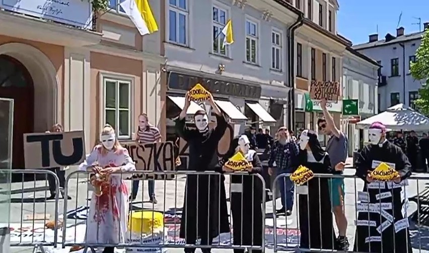 Protest w Wadowicach przed papieskim muzeum obok bazyliki