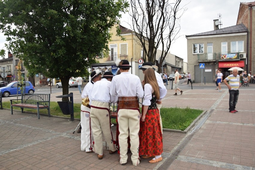 Parada i tańce instrumentalistów w Skale. Festiwal Orkiestr Wojskowych i Dętych