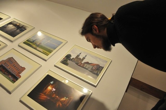 Karol Straburzyński podkreśla, że frekwencja podczas otwarcia wystawy fotograficznej przekroczyła wszelkie oczekiwania. 