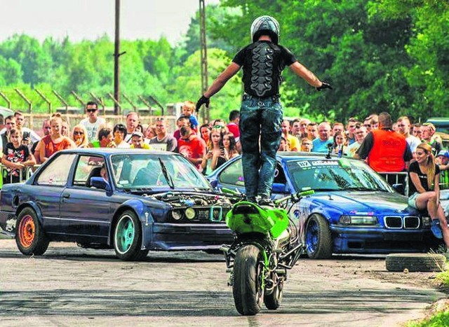 W czasie Charytatywnego Rozpoczęcia Sezonu Motoryzacyjnego BmWra ekstremalną jazdę na motocyklu pokaże Rogaś Stunts.