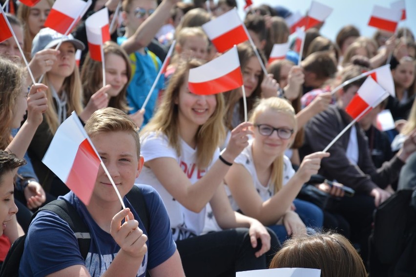 W Piekarach Śląskich wspólnie ułożyli „żywą flagę"na boisku...