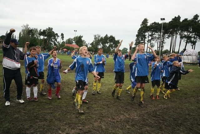 W ubiegłym roku 13-latkowie Błękitnych - jako pierwsza drużyna z Dobiegniewa - sięgnęła po główne trofeum imprezy. Radość młodych piłkarzy nie miała granic. Czy teraz powtórzą swój sukces?
