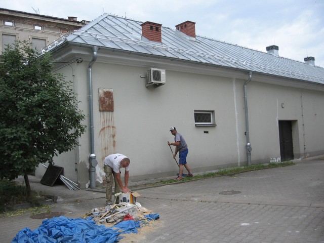 Dach nad salą kameralną Resursy już jest gotowy. Ekipa usuwa ślady robót.