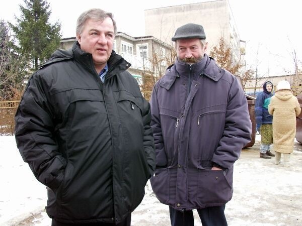 - Ten dym nam bardzo przeszkadza - mówi pan Andrzej (z prawej), który mieszka obok uciążliwego domu. A jego kolega dodaje: - Jak zaczynają tam palić w piecu, cała ulica jest w ciemnych tumanach.