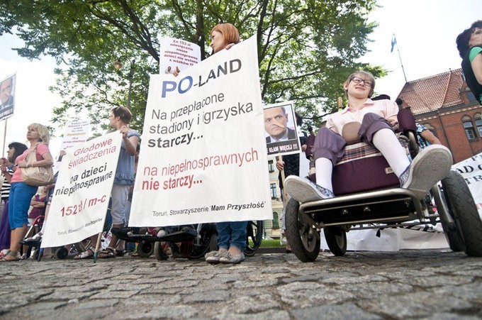 Rodzice niepełnosprawnych dzieci protestowali przed Urzędem Wojewódzkim