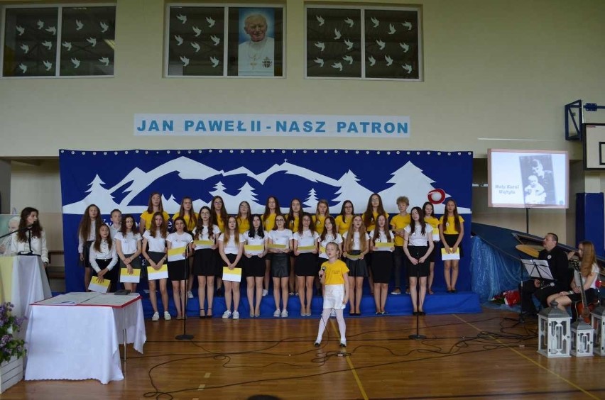 W Bobrowie zorganizowano uroczystość nadania szkole podstawowej imienia Jana Pawła II i sztandaru