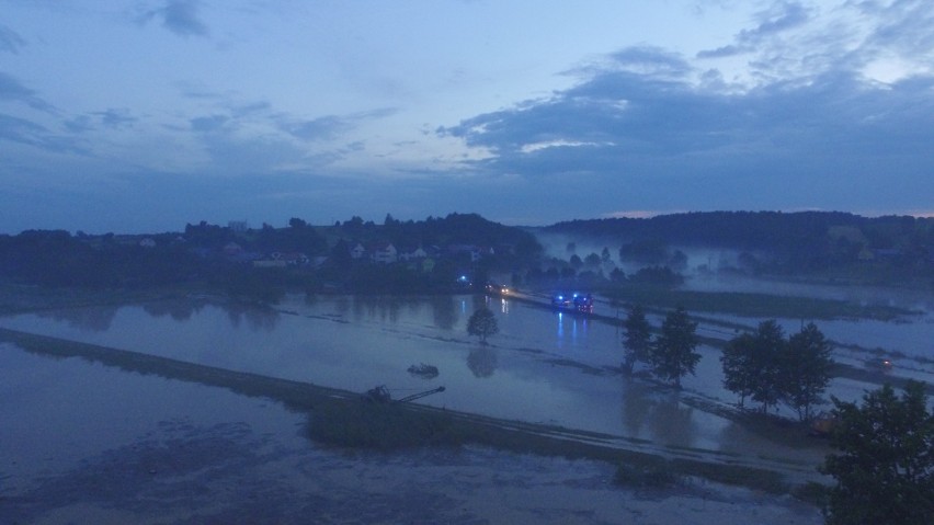 Wierzchowiska koło Janowa Lubelskiego zalane po burzy. Ponad stu strażaków walczy z żywiołem