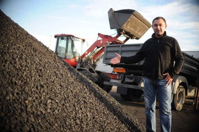 Dawid Kurelowski ze składy opału w Raszowej: - Pomysł zakazywania palenia węglem jest bardzo zły. Wystarczy, żeby ludzie kupowali dobrej jakości paliwo, wówczas powietrze nie będzie takie brudne.