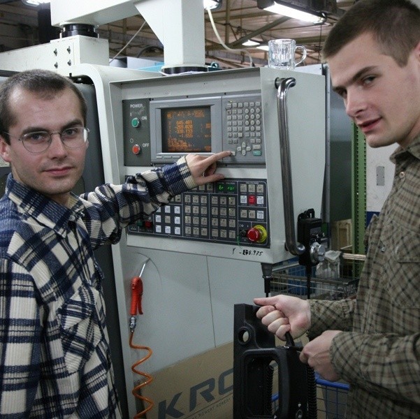 Mateusz Konczerewicz i Dariusz Jabłoński (od lewej) zaczynali od pracy sezonowej. Teraz pracują w Promotechu na stałe.