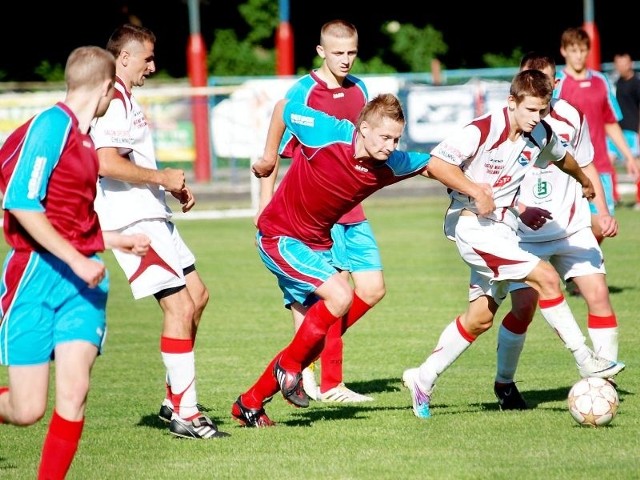 Piłkarze Chełminianki (białe stroje) jutro w Szubinie rozpoczną drugi sezon w IV lidze 