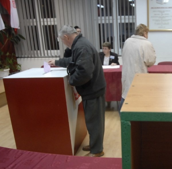 Za dzień pracy w komisji wyborczej można zarobić 135 zł.