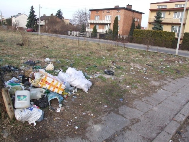 O tym, że na niezamieszkałej działce u zbiegu Wróblewskiego i Szeregowej jest dzikie wysypisko pisaliśmy około 3 tygodni temu. Nie zostało zlikwidowane. Bynajmniej, śmieci przybyło.