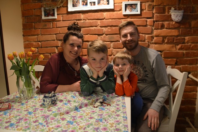 Marta i Piotr Daczyńscy z synami Franusiem (z lewej) i Antosiem nie chcą opuszczać Oświęcimia 