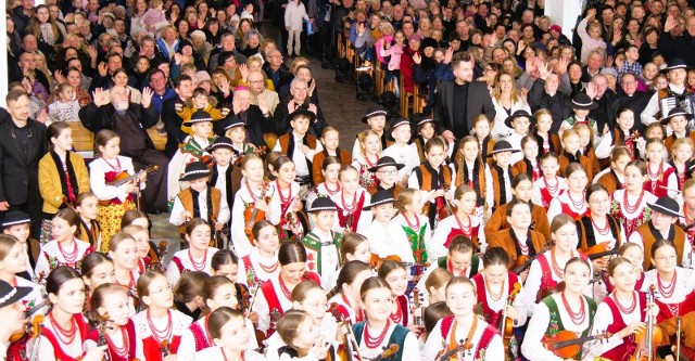 Koncert Małej Armii janosika w stalowowolskiej konkatedrze zgromadził tłumy