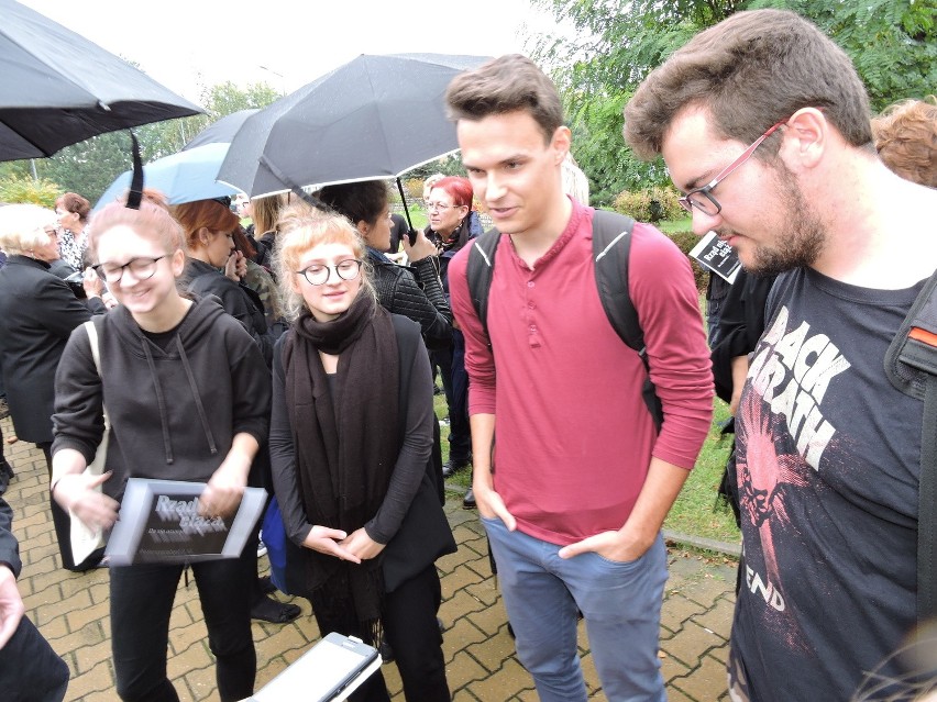 Kim jest 17-letnia Emilia Kielak, która zorganizowała czarny protest w Ostrołęce?