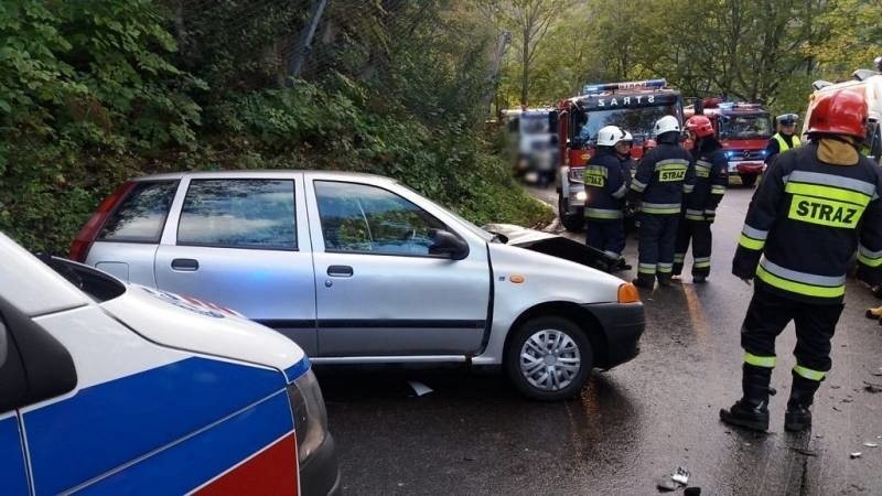 Rozbite auta zablokowały drogę w dolinie Popradu. Trzy osoby zostały ranne